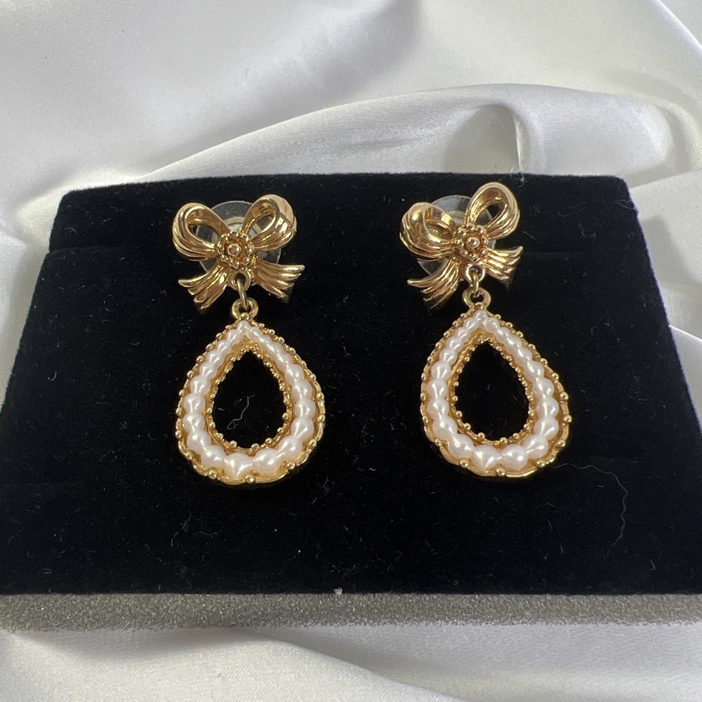 Vtg Avon Isn't It Romantic Gold‎ and White  Bow & Teardrop Pierced Earrings - Picture 2 of 3